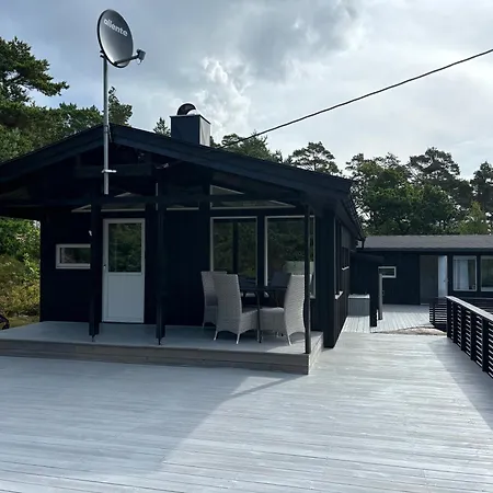 Peaceful Seaside With - Large Private Outdoor Areas And Boat Available On Request *
